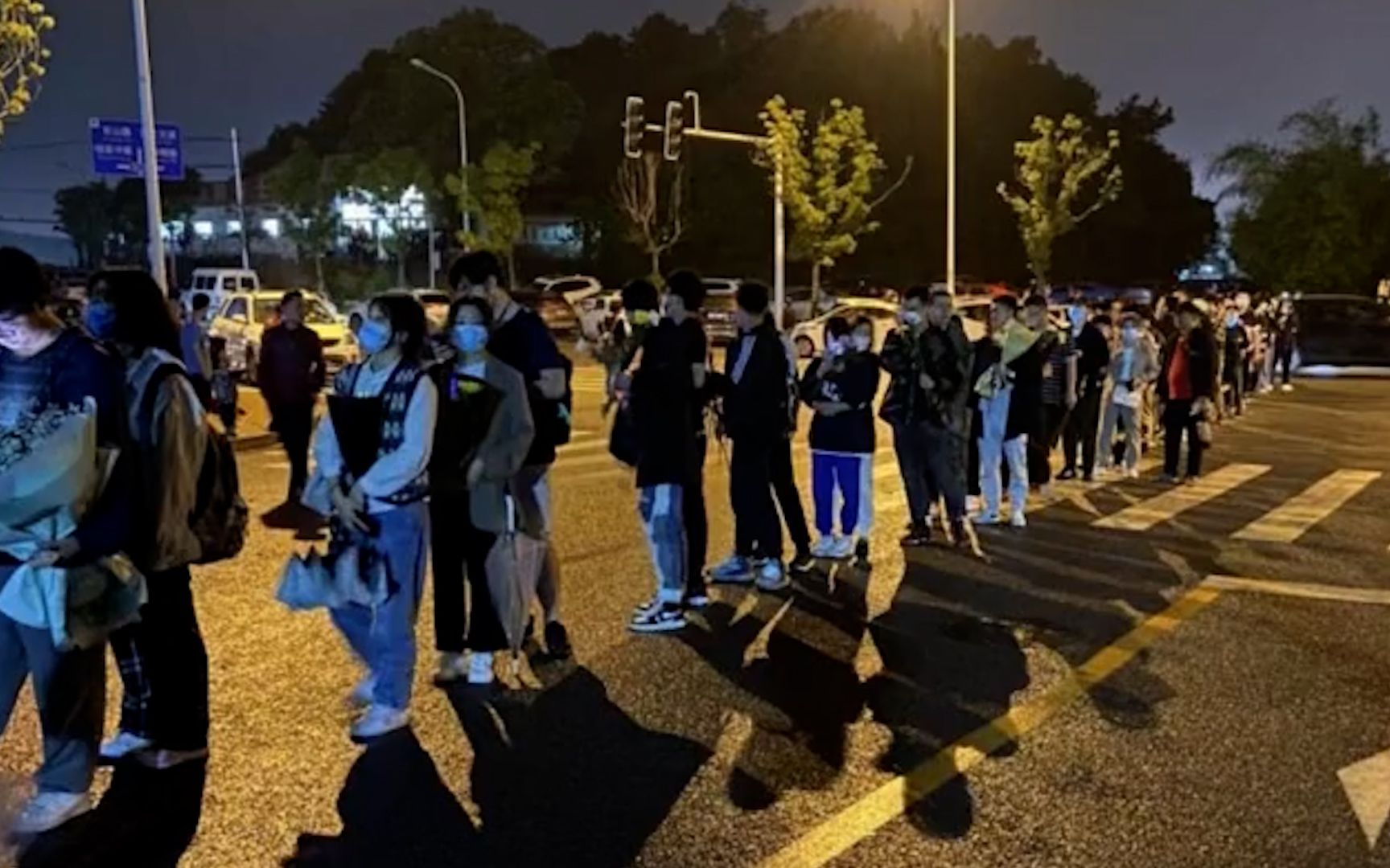全国各地网友鲜花送别袁老 市民夜里排长队悼念：大家都哭了不想走