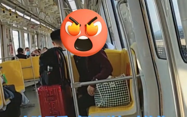 江苏南京地铁一女子因为4岁小孩看动画片笑了两声，不依不饶争吵