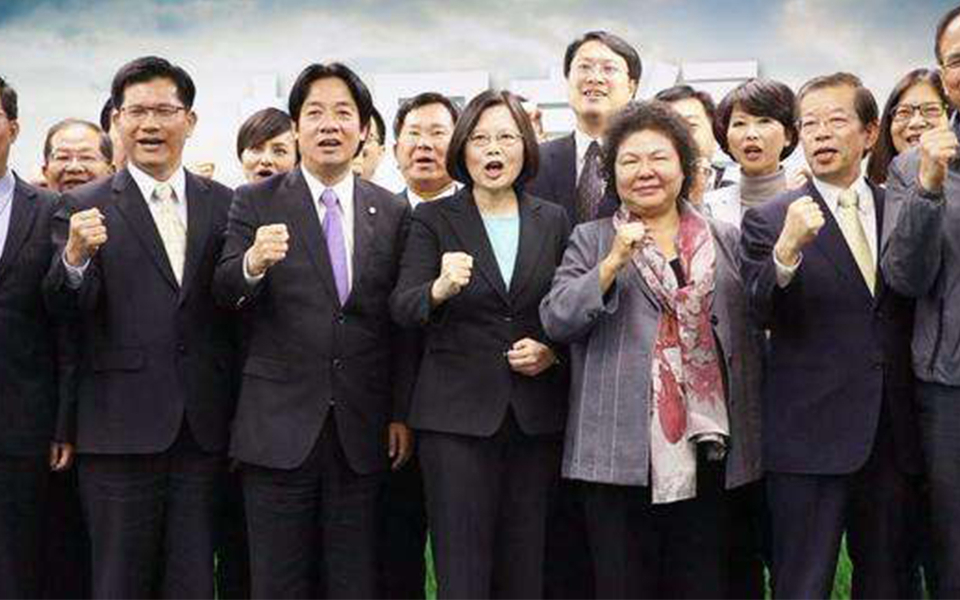 民进党当局官气逼人、权力傲慢，台名嘴直指其全靠庞大网军来洗白