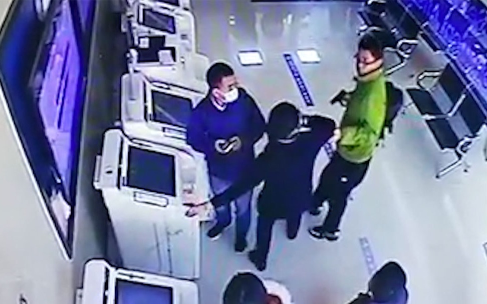 河北一男子手持塑料仿真枪抢银行 当众拿枪指着工作人员脑袋 现已被抓