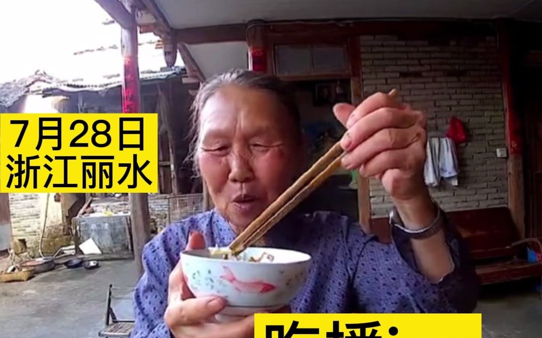 孙子给奶奶装了可视门铃，75岁奶奶秒变“分享狂魔”…老家的所有都想告诉在城里工作的孙子。