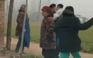 回家过年啦！两男孩3年未回老家，看到爷爷后激动将其抱起