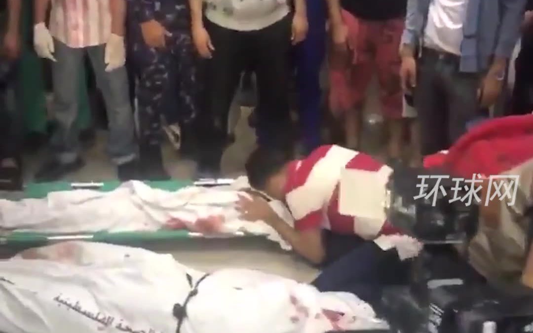 以色列轰炸加沙地带难民营，8名儿童惨死，医生掩面哭泣悲痛捶墙