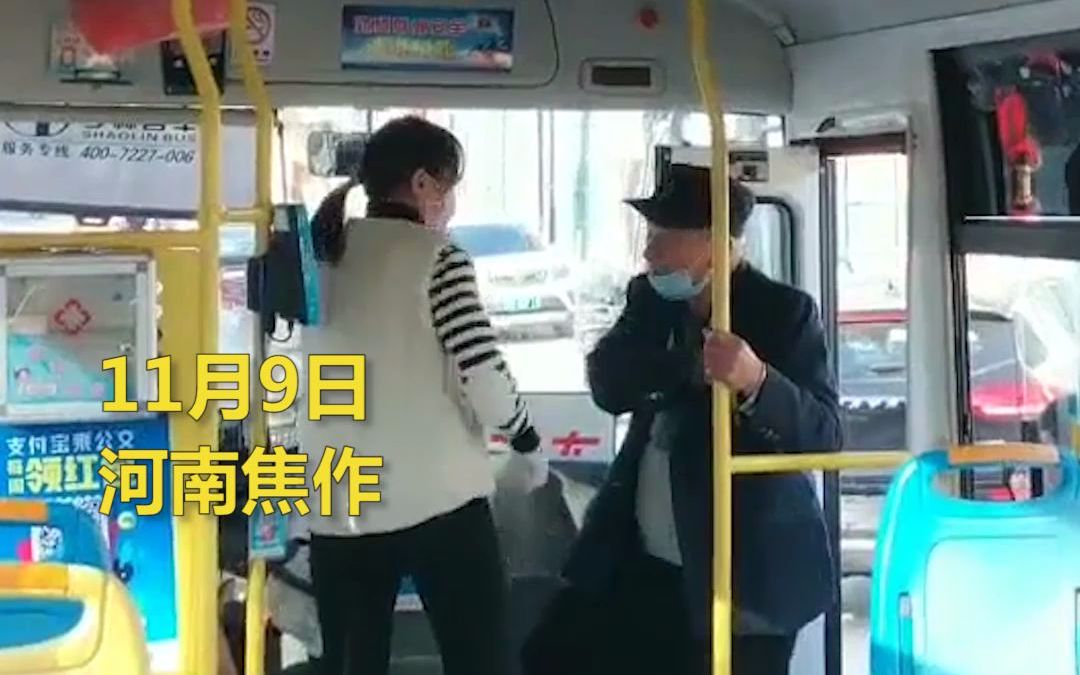 司机嫌弃老人身上有异味辱骂拒载？公交公司：已被停岗，老人曾多次骚扰乘客