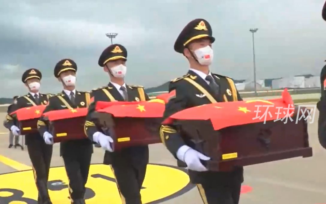 启程回家！中国礼兵手捧中国在韩志愿军烈士棺椁进入专机