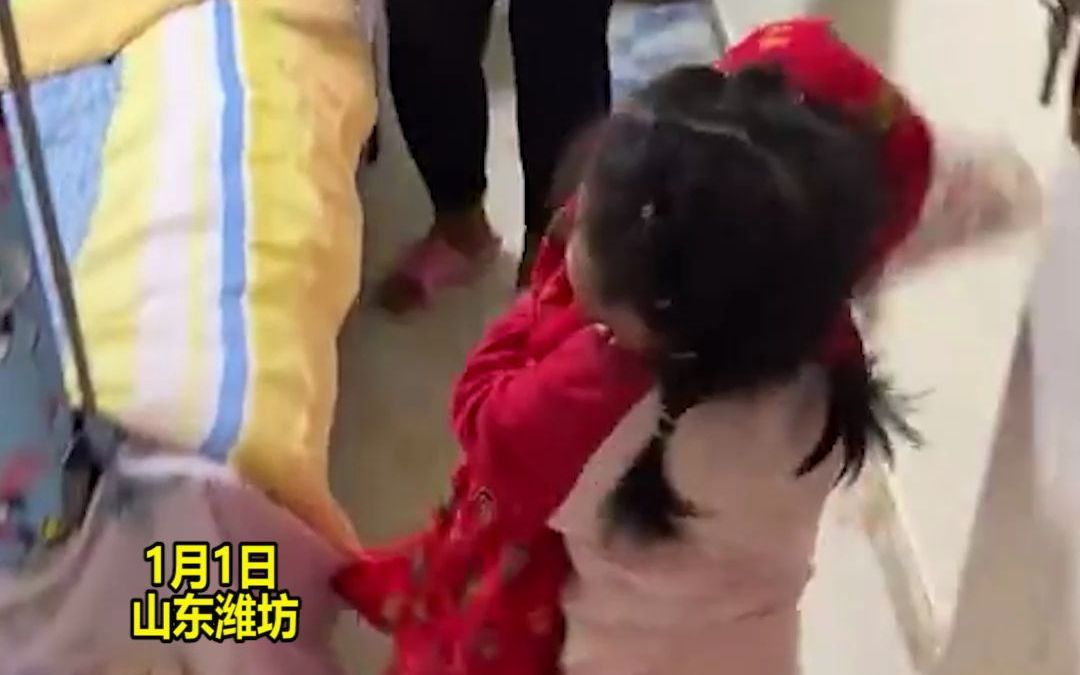女子让婆婆搂着孩子睡觉，并说“我搂着你孩子睡觉”，婆婆随手跟过来“一巴掌”