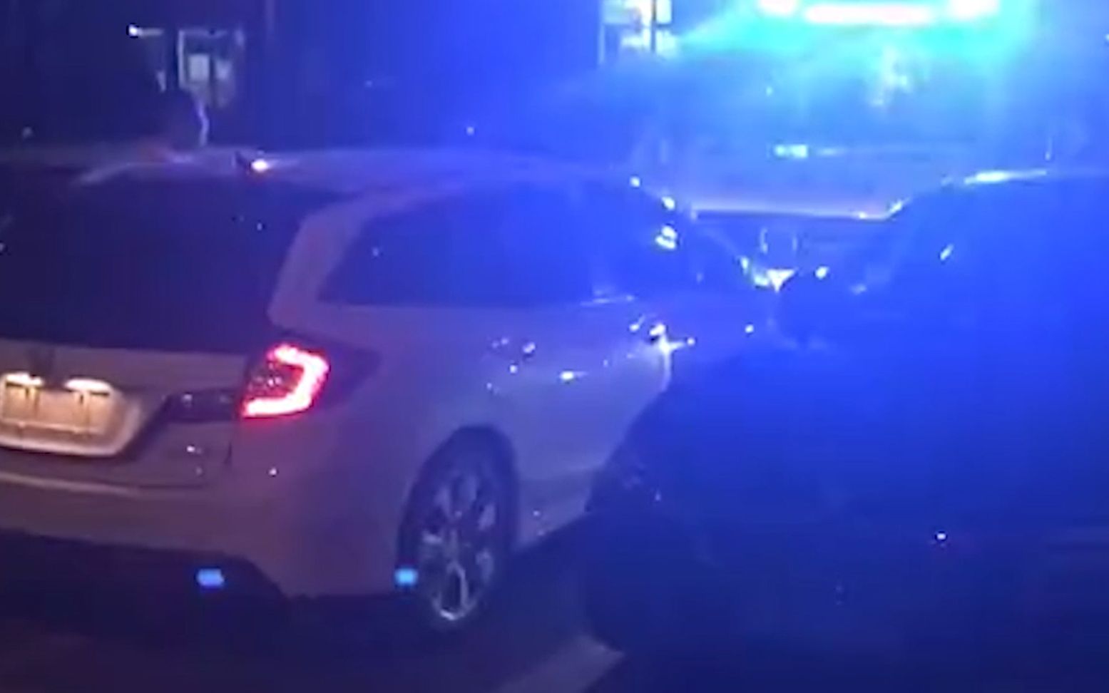 警方通报来了！无牌私家车与救护车对峙 涉事司机被罚200元记3分