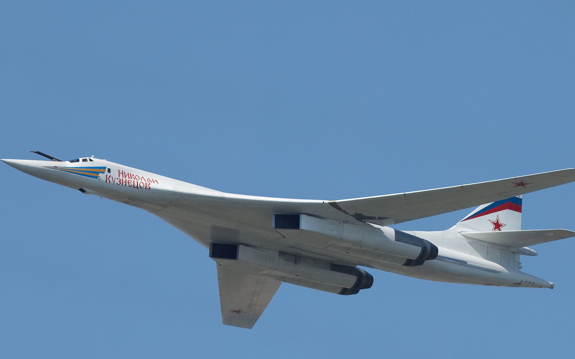 “肥电”追不上“白天鹅” 图-160一脚油门三次戏耍F-35