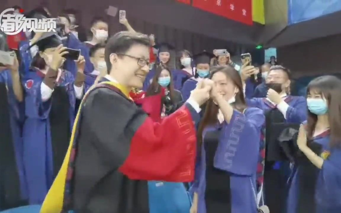 现场求婚！今天北大补办的这场毕业典礼上演浪漫一幕
