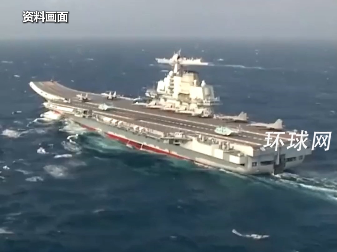 在南海某海域，辽宁舰山东舰首次开展双航母演练