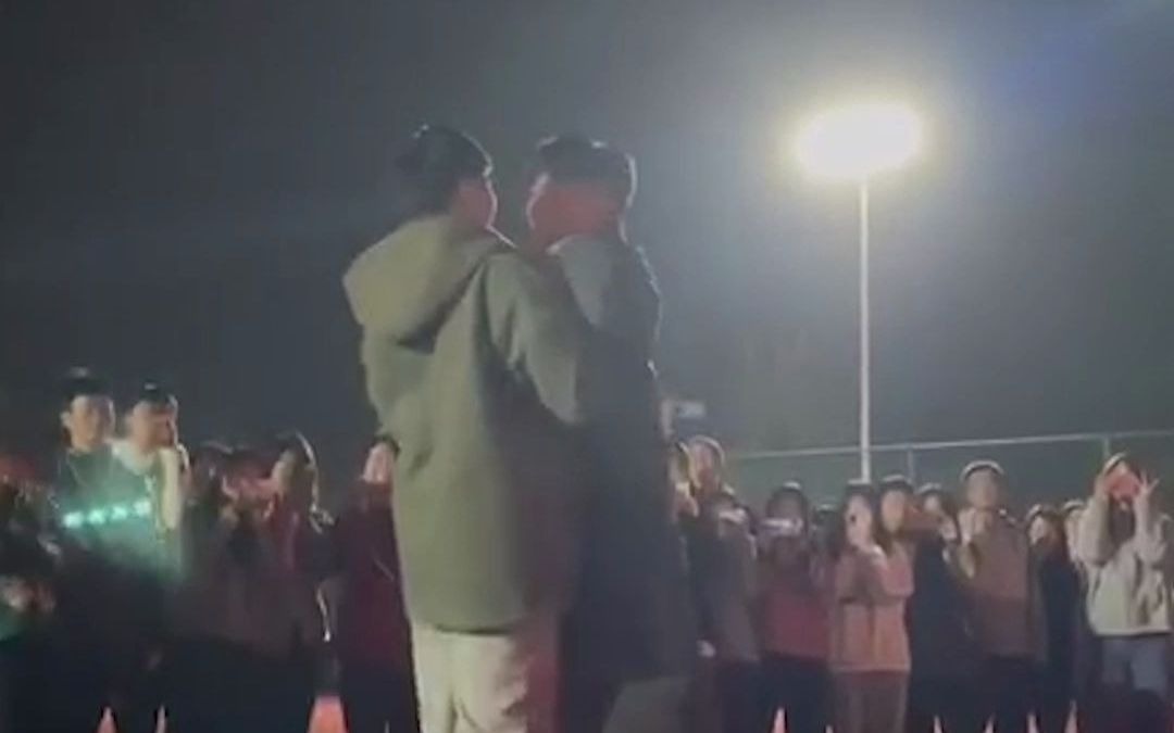 高校开展联谊活动，当两个男生都没有找到舞伴，默契就开始了……