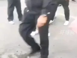男子被多名城管按倒踩手，官方通报:3名城管被辞退
