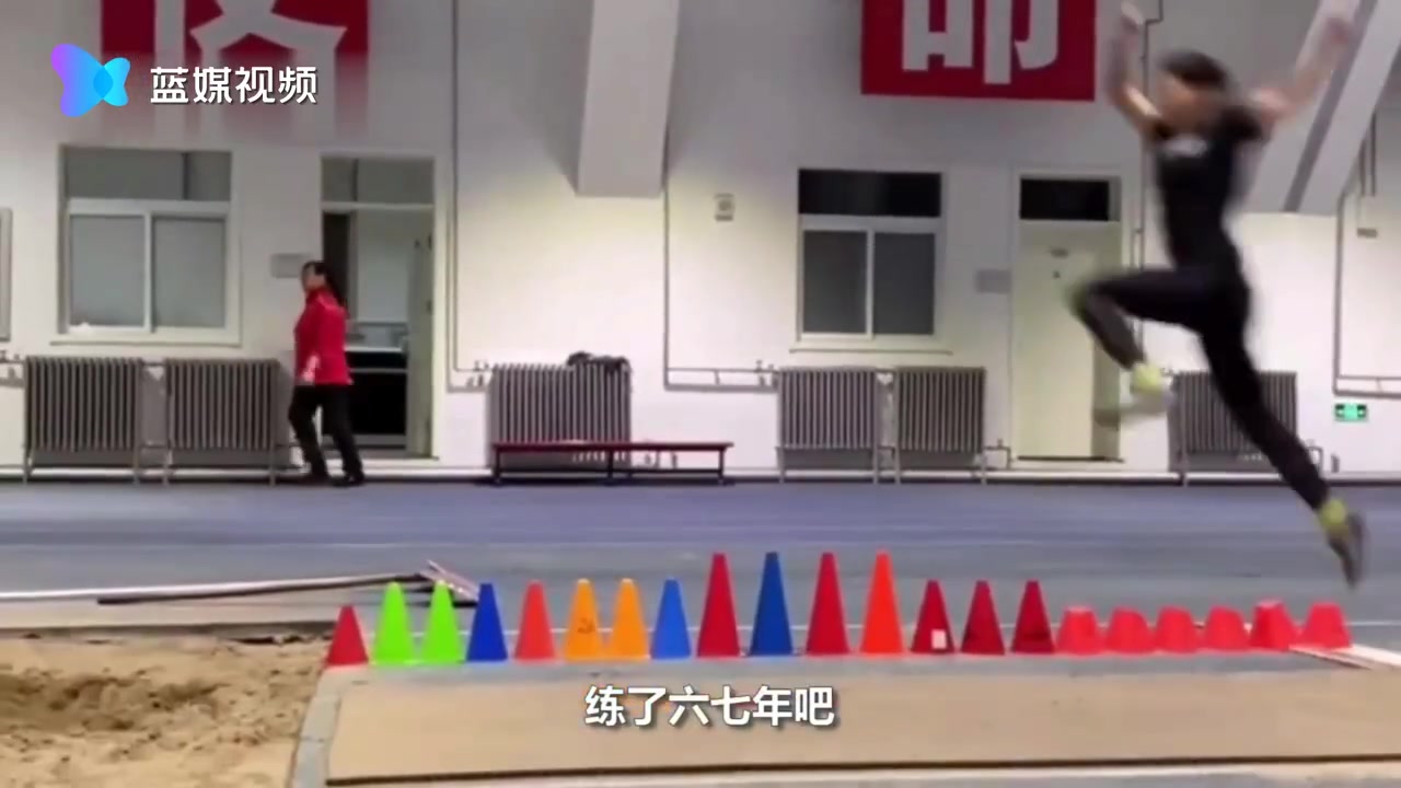 帅气！体育专业女生跳远如空中跑步