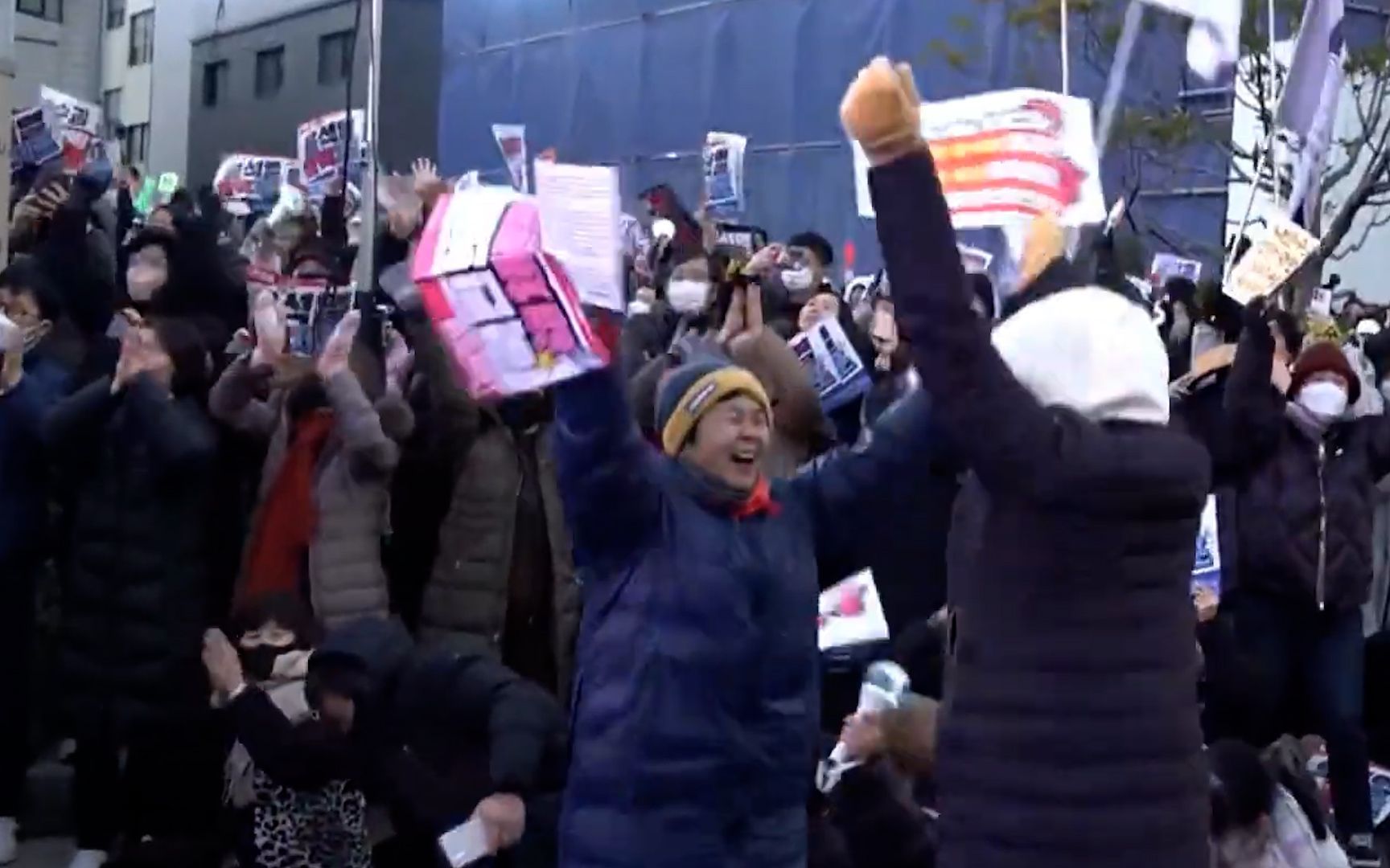 韩国民众观看总统弹劾案直播：人群屏息等待结果 随后爆发欢呼声