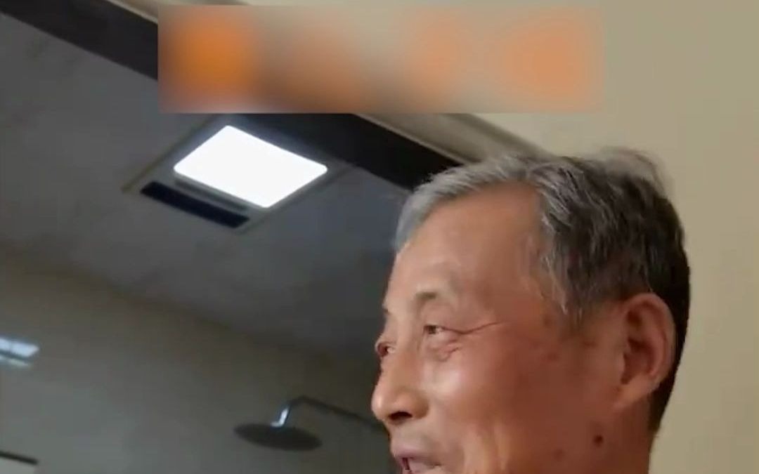 父亲患阿尔兹海默症忘了儿子样子，却记得儿子名字