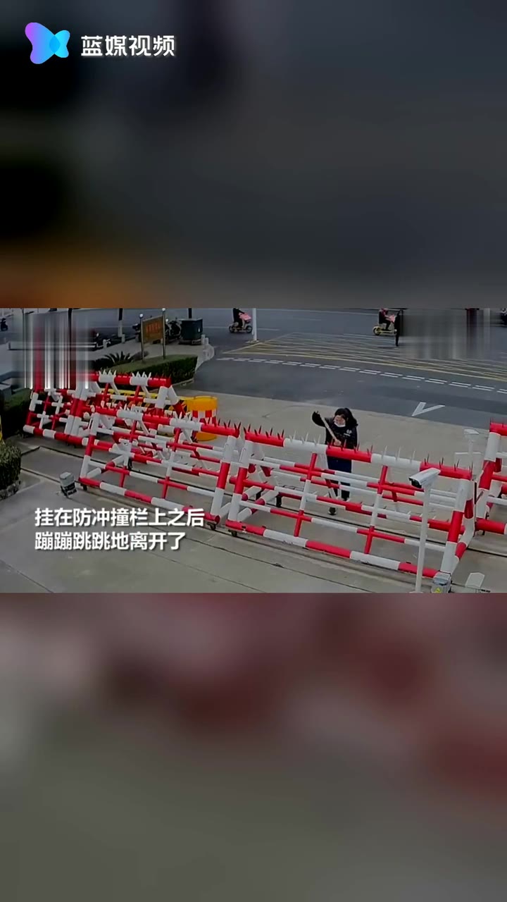 女孩蹦蹦跳跳走来向哨兵敬“军礼” 然后从袖子里掏出一串棒棒糖...