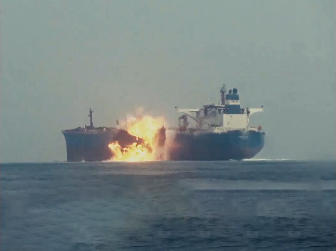 也门胡塞武装袭击一英国油轮 无人艇撞击油轮瞬间爆炸