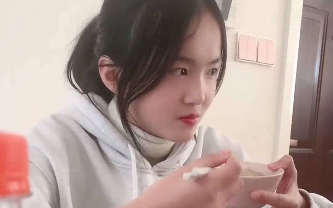 爸爸晚归被女儿“训斥”一声不吭低头吃饭，弟弟一旁“神补刀”