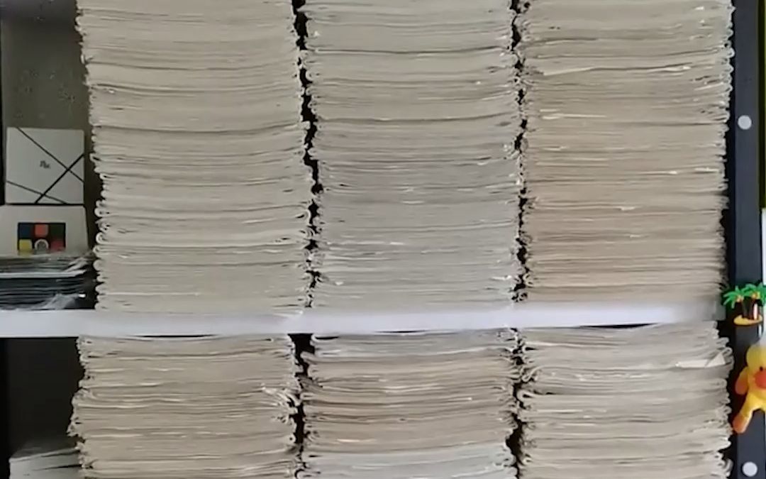 家长晒考上985大学的儿子做过的试卷，整整齐齐垒到了天花板。