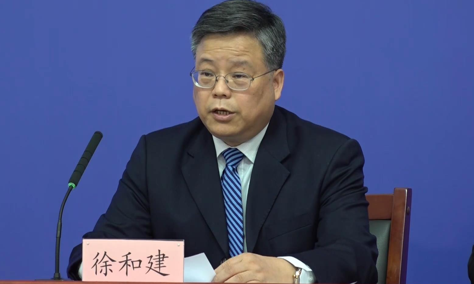 疫情防控放松警惕要不得，躺平更要不得！