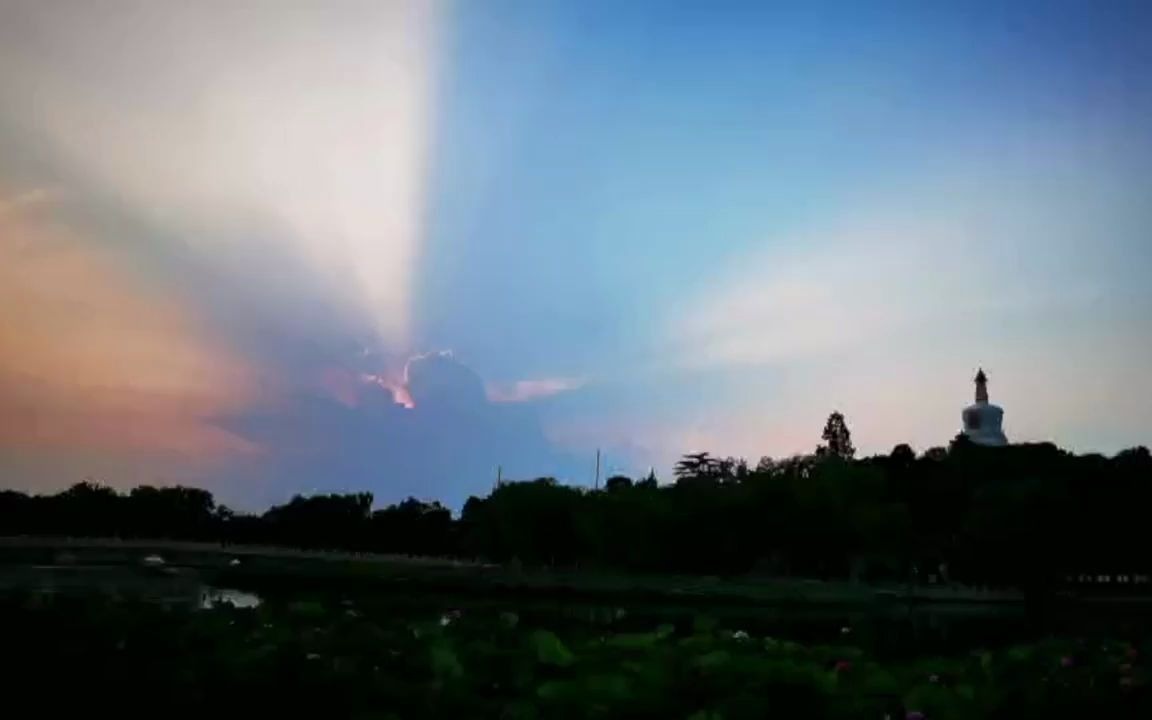 光芒万丈，北海公园出现美丽云隙光