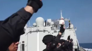 中国海军护航编队在亚丁湾某海域，举行护航任务交接和分航仪式