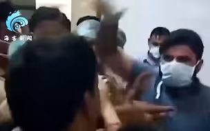 印度男子为母亲乞求氧气 却被医生反手扇一耳光