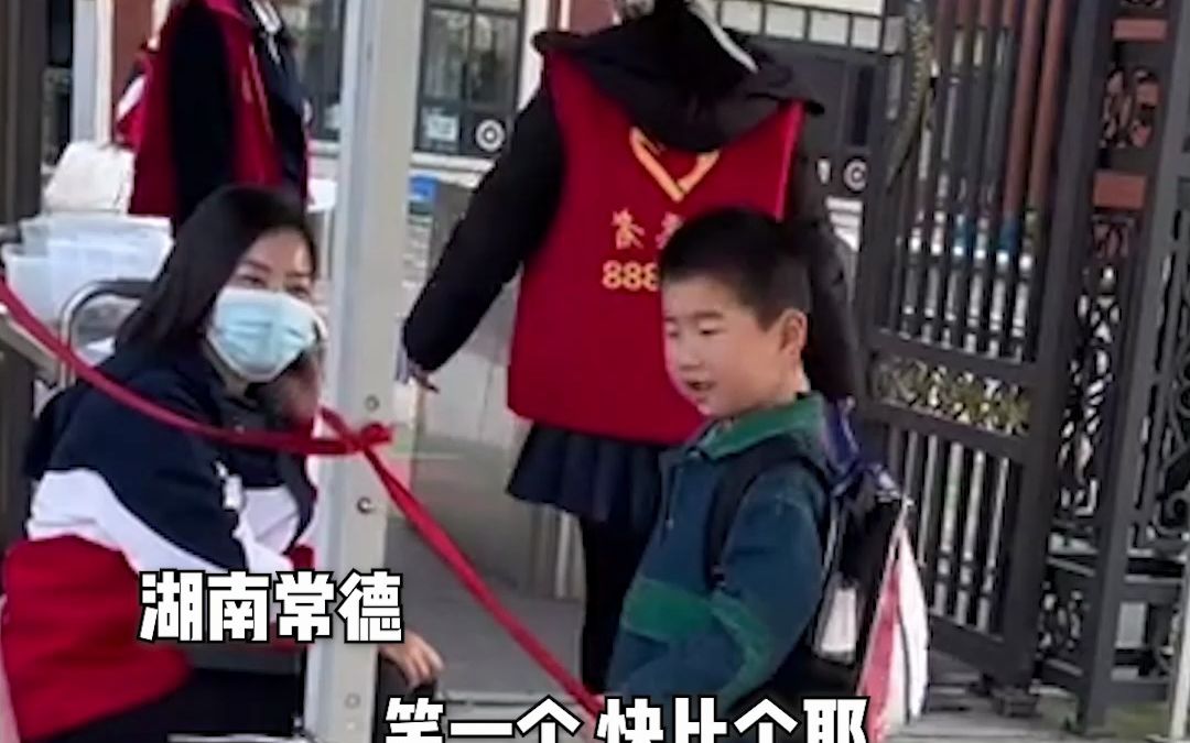 儿子上学睡过头，一觉睡到八九点，爸爸校门口嘱咐亮了！下一秒，老师反应出人意料