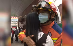 别样送考！消防员执勤遇到高考的女儿 在校门口来了个深深的拥抱