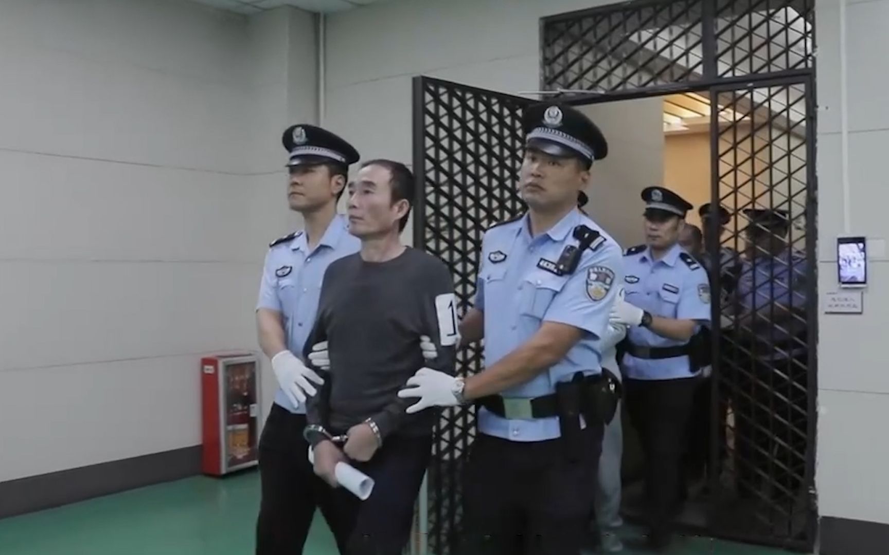 广东这个“村霸”凶残至极！把人手砍断后 还追到医院补刀