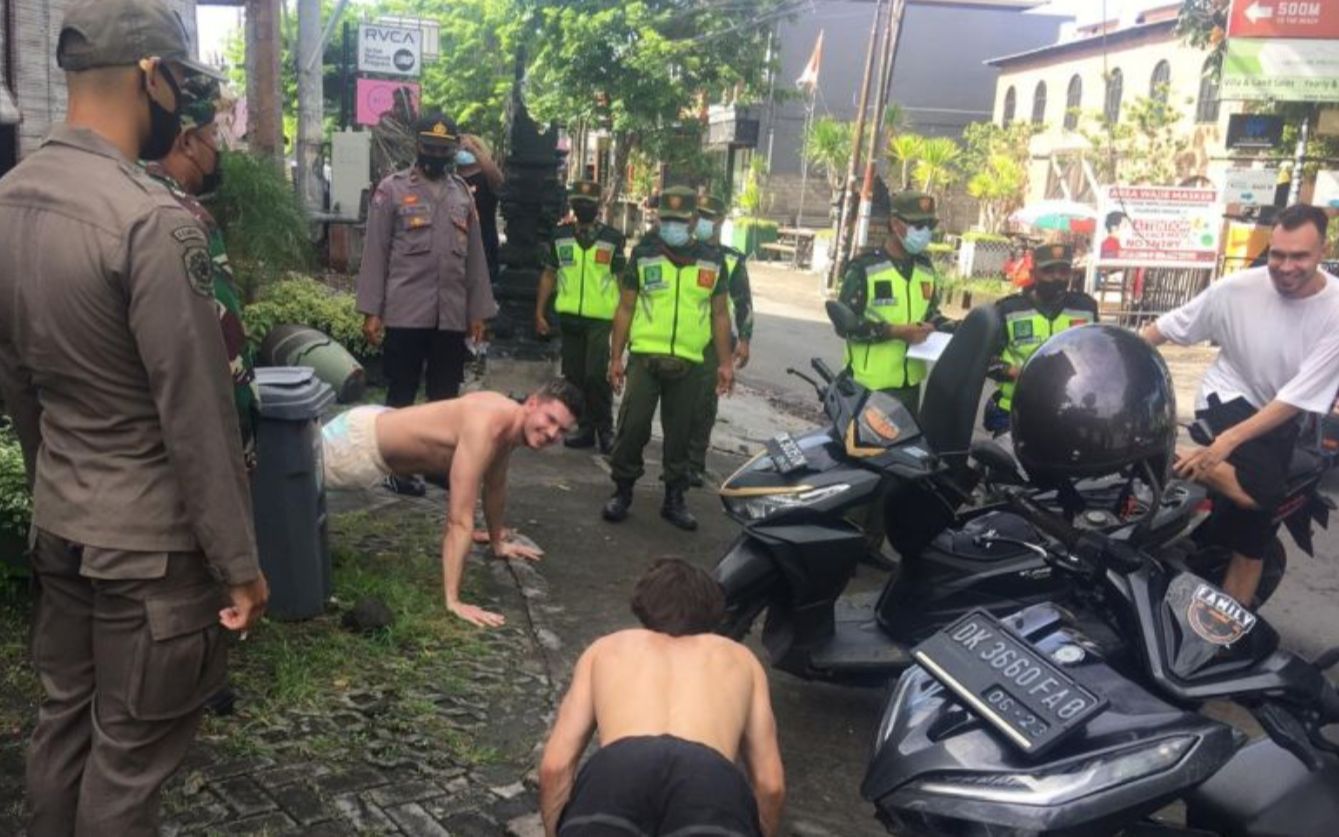 “没戴口罩？来，做25个俯卧撑”
