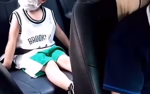 感动一众网友！4岁女儿陪单亲爸爸出车招呼乘客：谢谢您坐我爸爸的车