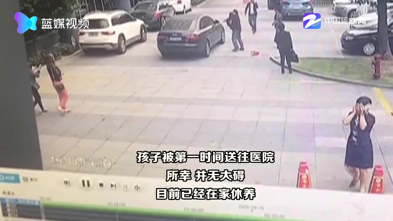 注意看管！孩子一人在路中间玩耍 被驶入的汽车压到