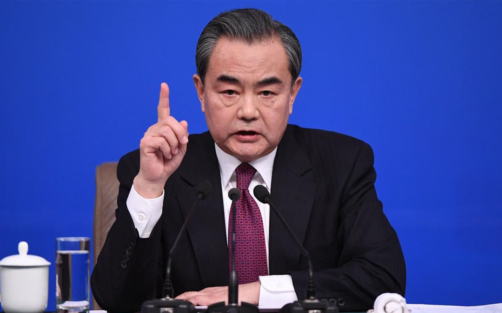 日本近期反华动作频繁，王毅严厉警告：不要把手伸得太长