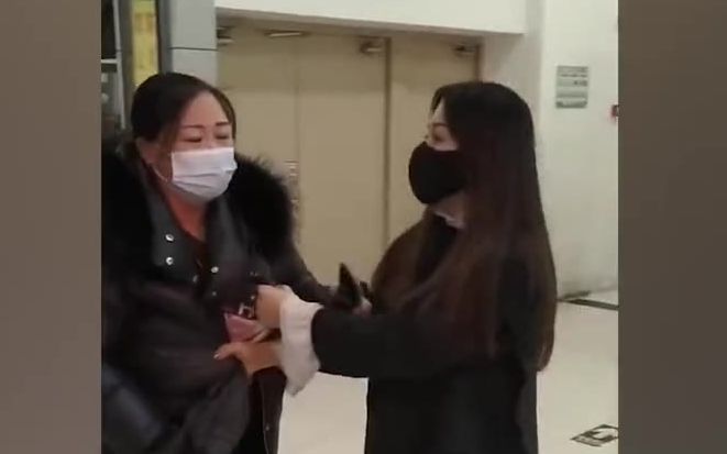 哈尔滨一女子在商场内偷窃被发现，自脱上衣拒绝被抓