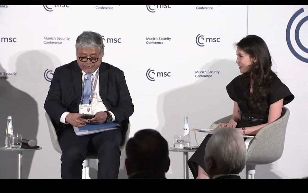 慕尼黑安全会议上中国专家尖锐提问菲律宾外长，菲外长现场翻手机找答案