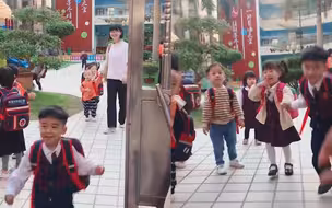 幼儿园小暖男放学时认出女同学妈妈 急忙掉头狂奔将女同学牵出来