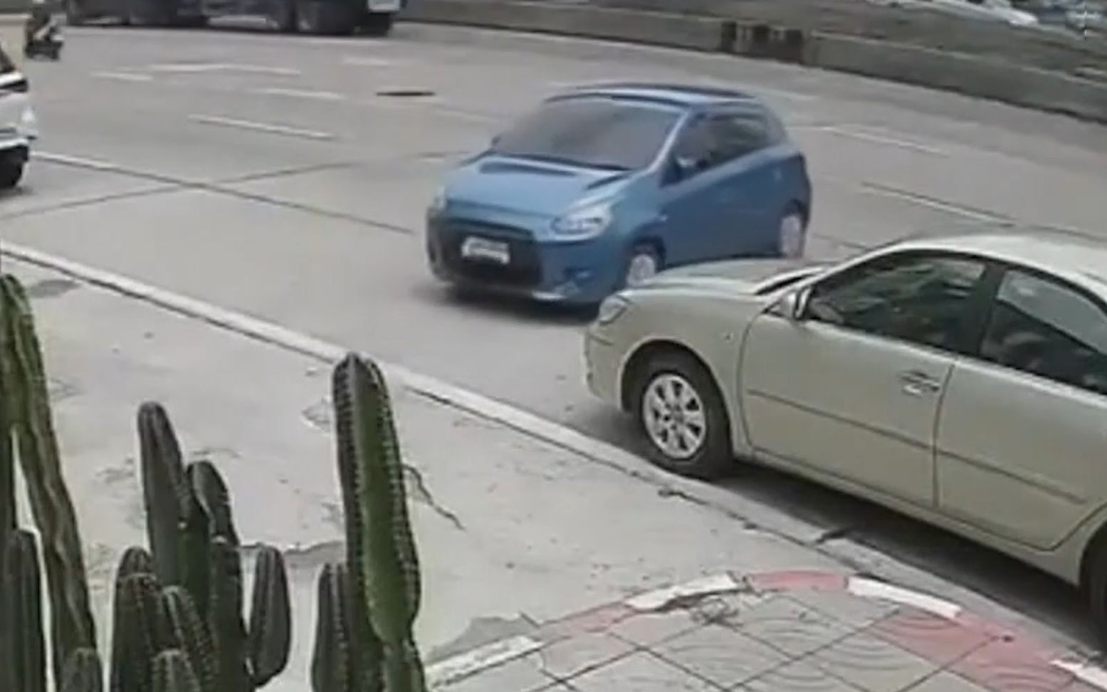 汽车倒滑横穿5条车道 忘拉手刹 竟然躲过所有车辆