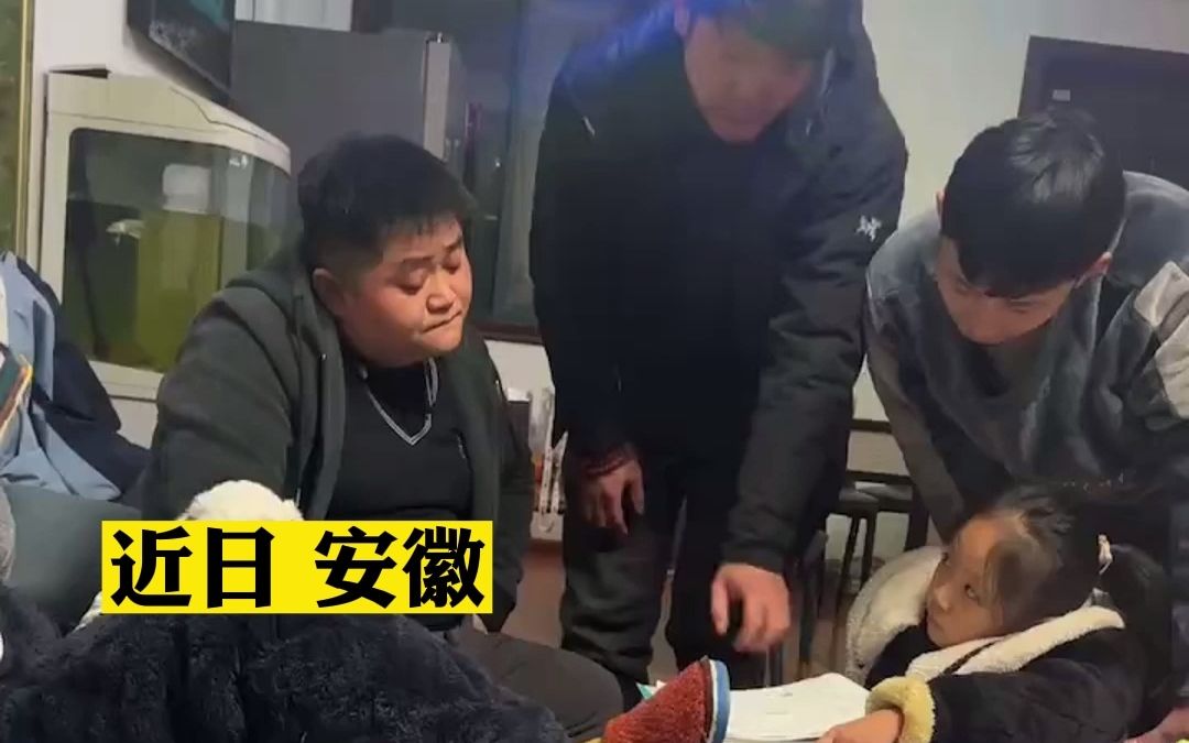小女孩写作业遇问题找爸爸辅导，爸爸与朋友三人展开激烈讨论，小学数学题做出了战略部署的样子