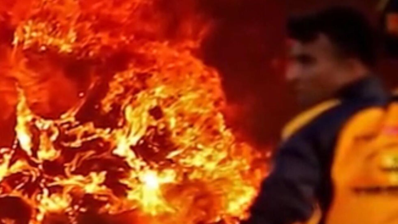印度军官为挑战世界纪录，骑摩托穿火隧道，被烧成“火人”送医