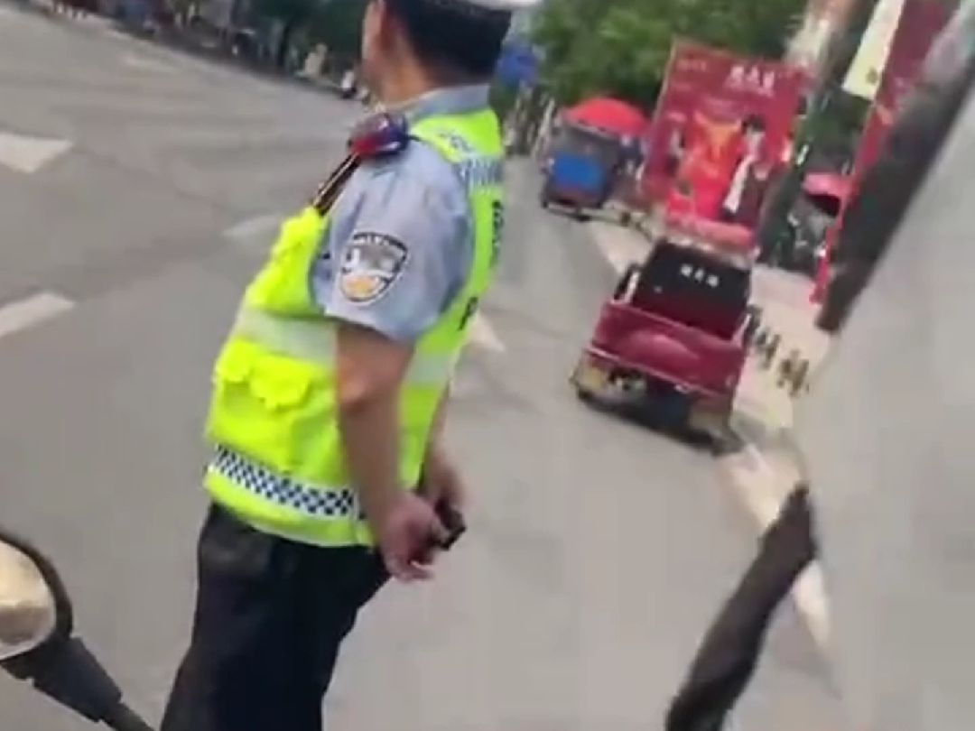 男子骑电瓶车被罚“喊冤”，称“我载的是我孙子，凭什么罚？”，交警被逗笑：这个孙子不行，必须罚5块。