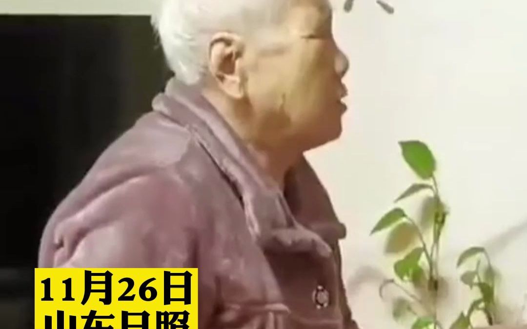 67岁儿子和媳妇吵架，94岁母亲拿扫帚打屁股教训。这个年纪被妈妈打也是种幸福