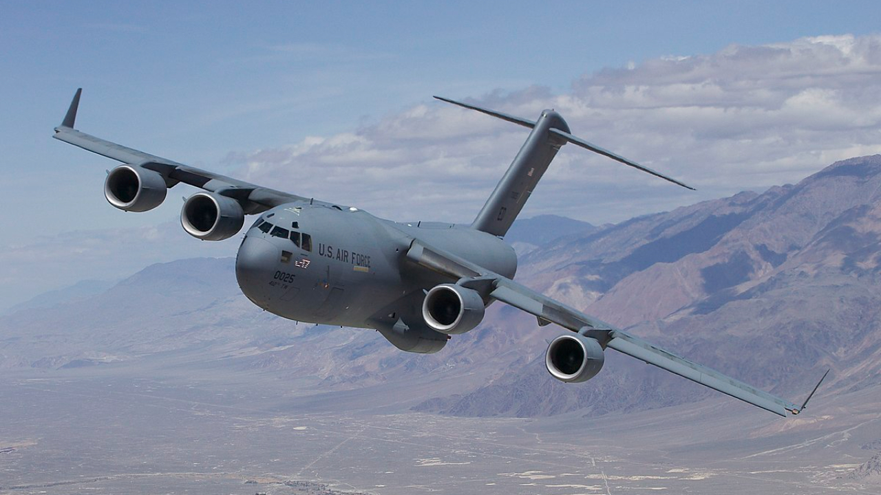 我嘞个去!美国空军的一架 C-17运输机疑似装了800人