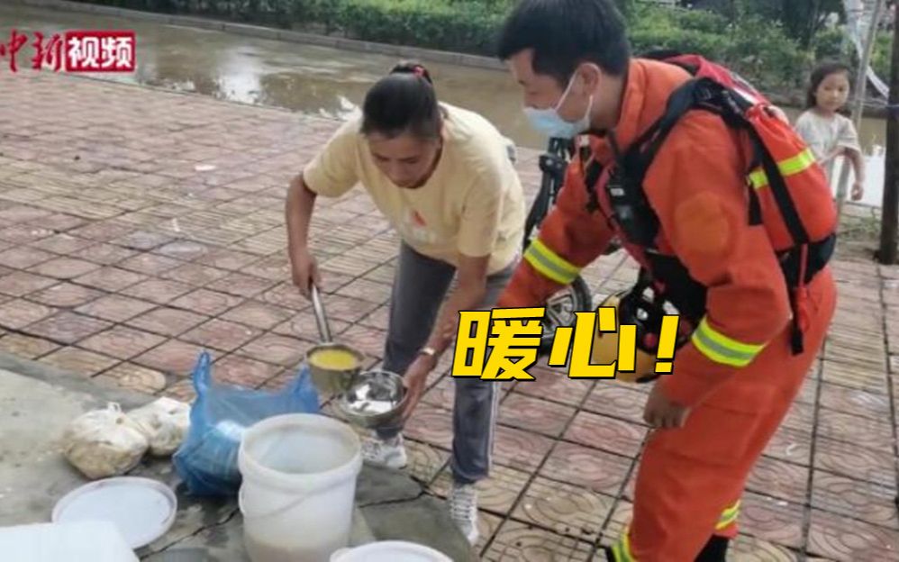 暖心！河南安阳民众给增援消防员送晚餐