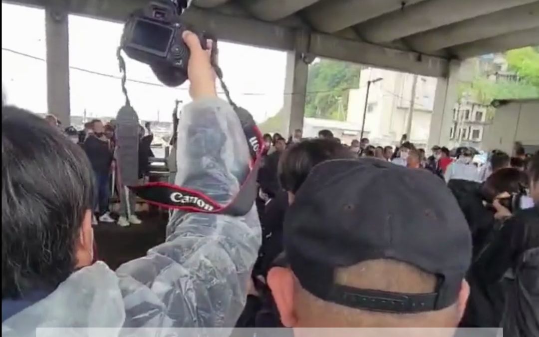 突发！日本首相岸田文雄演讲场地传出爆炸声 ，一男子被当场制服。