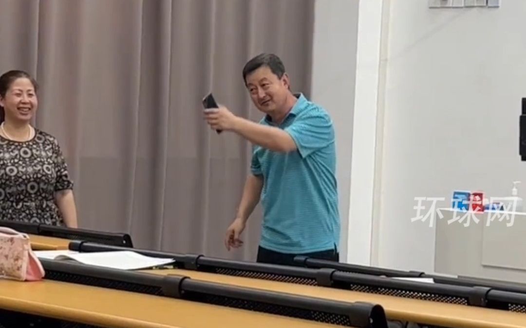 英语课上老师讲述“学国际不忘本民族”，学生：突然明白了上大学的意义