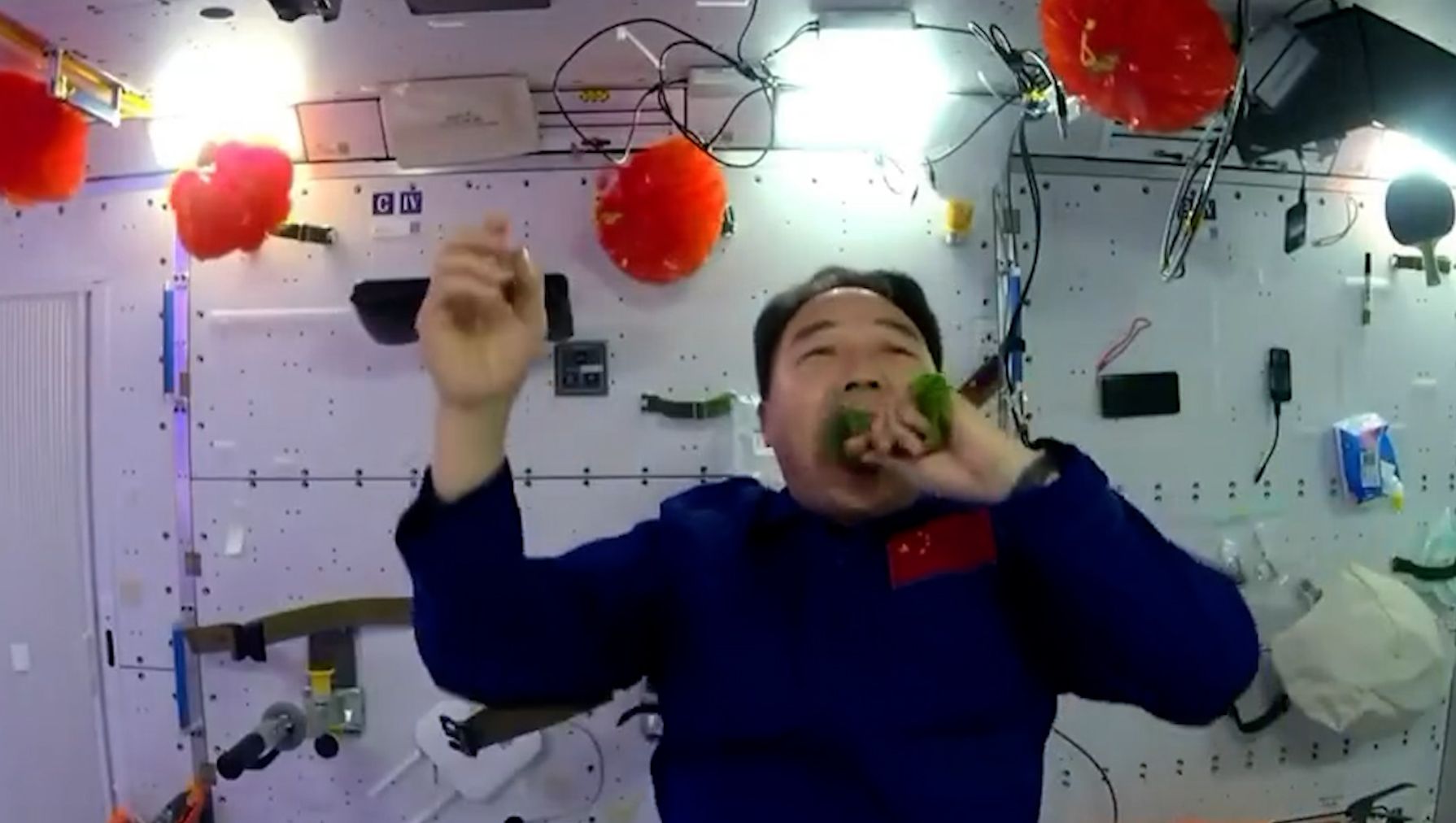 《天宫TV》上新！航天员吃到了自己种的菜 现场采摘大口品尝