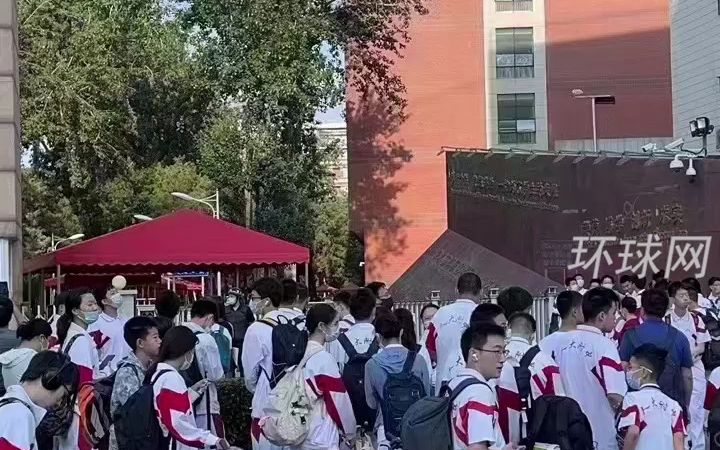 北京海淀警方通报劫持学生事件：一人驾车闯入某中学校园劫持学生，学生已获救