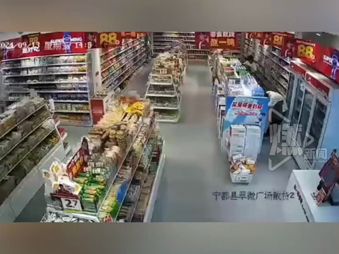 城管购物让打折遭拒与大学生店员冲突 当地：涉事人员已被停职调查