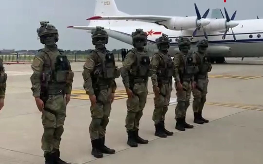 8名突击队员与观众互动，现场氛围欢乐融洽
